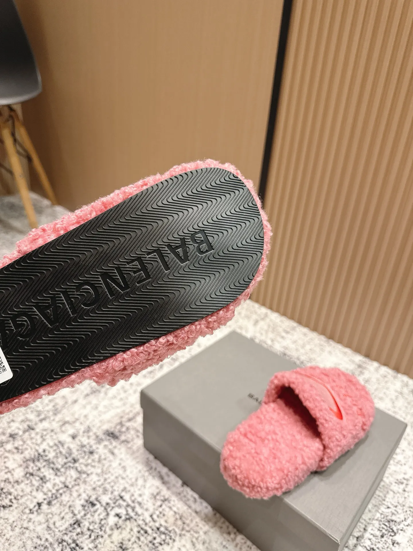 👟👟Ex-factory price 380👟👟 Top version BALENCIAGA~ Balenciaga fur mop with new Balenciaga political Campaign logo embroidery! A favorite among European and American celebrities, celebrities, and internet celebrities, the upper is exquisite, hand-sewn and threaded, fluffy and soft against the skin.  This can be worn all year round! Wear it with socks in spring, autumn and winter, or wear it alone in summer. It looks good and is comfortable. The upper is wide, showing your feet and calves, and stepping into it is like bare feet on a carpet. It really matches, wears, and looks so good. When you put it on, it looks casual and simple fashion. It has a high-end feel and is invincible when you go out on the street! Size: 35-40